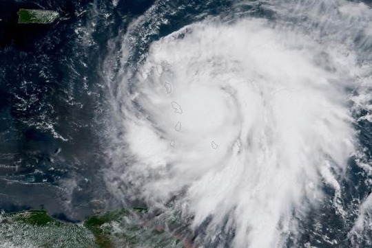 Maria se transforma de novo em furacão enquanto se afasta da costa dos EUA Olho do furacão Maria . (Foto: NOAA/EPA/EFE)