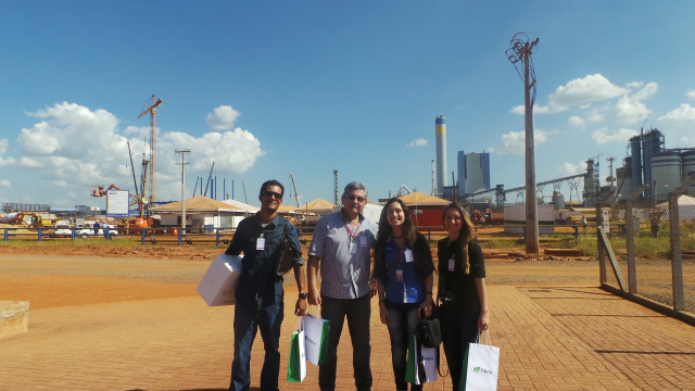 Na contramão da crise, Fibria investe R$ 8,7 bilhões na expansão da fábrica de Três Lagoas A equipe do Perfil News que esteva por mais de 4 horas percorrendo o complexo do projeto Horizonte 2 (Foto: Fernanda Turco)
Nas imagens abaixo na sala do diretor geral do projeto e no canteiro de obras do empreendimento (Foto: Patricia Miranda)