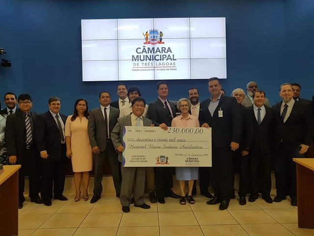 Câmara de Três Lagoas volta do recesso e começa o ano com balanço e expectativas Representantes do Hospital Nossa Senhora Auxiliadora recebem o cheque simbólico de R$ 230 mil das mãos dos vereadores. Foto: Divulgação