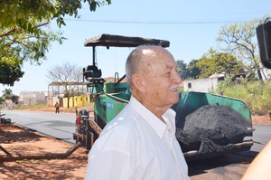 Moradores do Jardim Alvorada comemoram chegada do asfalto após anos de espera
