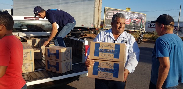 Carretas de madeira e celulose ficam paradas na estrada Nivaldo, do SINTIESPAV, ajuda na distribuição de água. Foto: Ricardo Ojeda.
