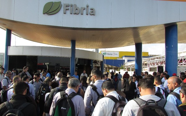 Sindicato faz assembleia em frente à Fibria para acordo coletivo Sindicato reúne trabalhadores na entrada da Fibria. Foto: Divulgação.