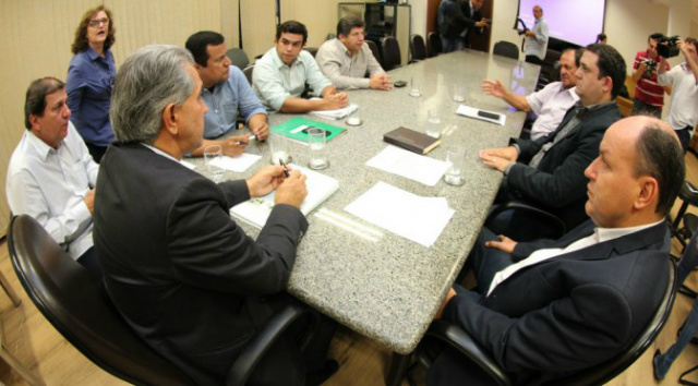 Governador, deputados e representantes do Ministério Público do Estado durante a reunião. (foto: Divulgação)