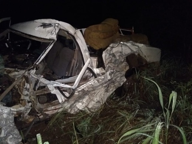 Colisão entre caminhão e caminhonete deixa mais uma vítima fatal na Rodovia da Morte Com o impacto a caminhonete ficou destruída. Foto: Divulgação Corpo de Bombeiros.