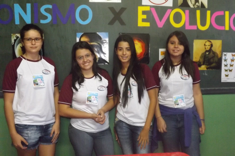 Mostra Cultural da Escola Sistema Exitus fortalece a criatividade dos alunos As alunas do primeiro ano do Ensino Médio explicaram sobre a teoria da evolução e as vertentes mais abordadas (Foto: Edivelton Kologi)