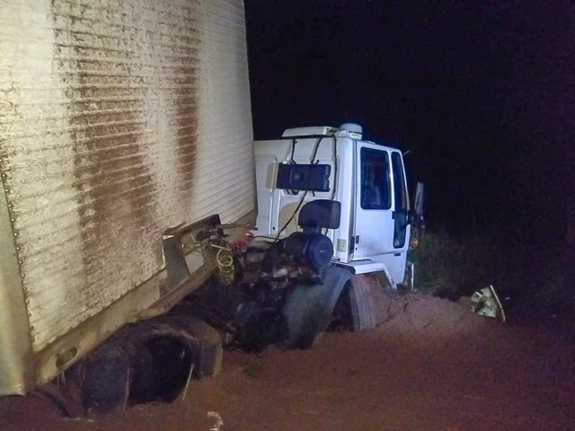 Colisão entre caminhão e caminhonete deixa mais uma vítima fatal na Rodovia da Morte Caminhão que colidiu com uma caminhonete na BR-262 na noite de ontem.Foto: Divulgação Corpo de Bombeiros.