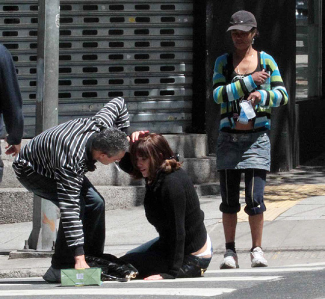 Namorada de Ritchie Sambora leva tombo na Oscar Freire Homem ajuda Yasmin a se levantar