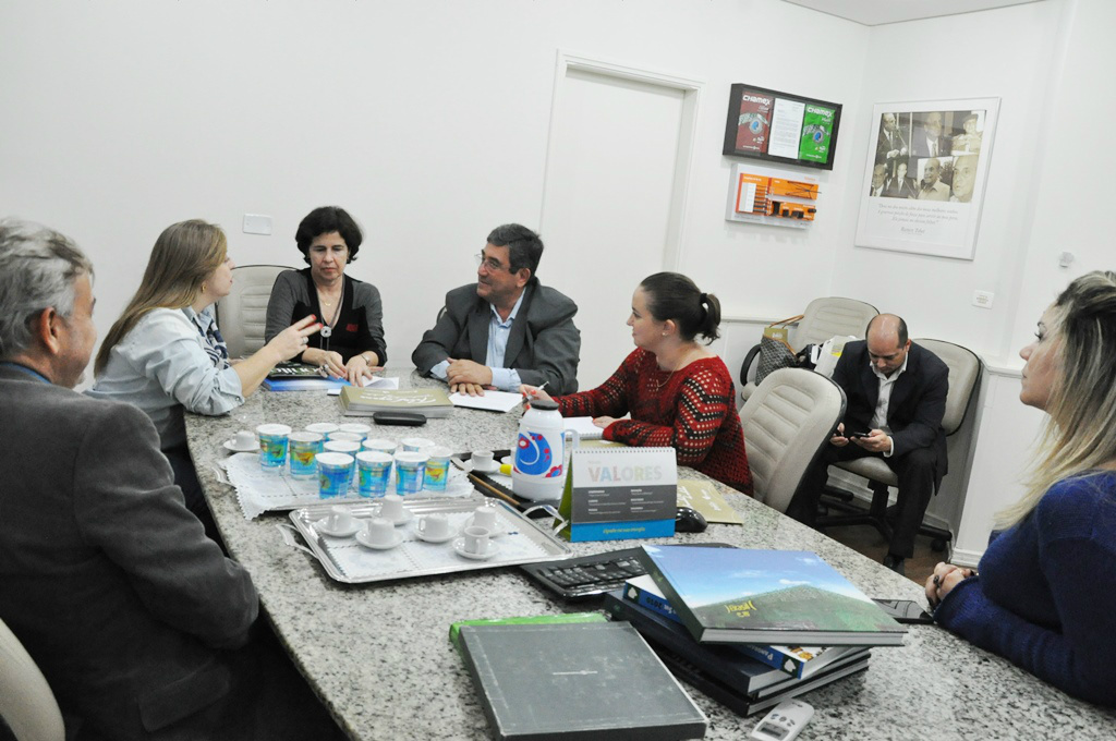 A prefeita Marcia Moura (PMDB) recebeu na manhã desta terça-feira (2), o diretor presidente da Fundação de Turismo de Mato Grosso do Sul, Nelson Cintra.  (Foto: Assessoria)