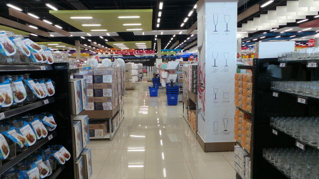 Moda feminina, masculina, infantil, fitness, praia, lingerie, cama, mesa e banho, utilidades domésticas, brinquedos, eletro e eletrônicos, tapetes, camping, entre outros, poderão ser encontrados na filial da Havan Três Lagoas (Foto: Ricardo Ojeda)