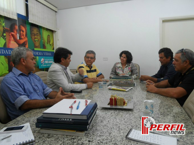 Na primeira reunião com a prefeita Márcia Moura em 10 de dezembro, Firmo (paletó claro) já havia confirmado a realização do Brasileiro de Motocross em Três Lagoas (Foto: Nelson Roberto)