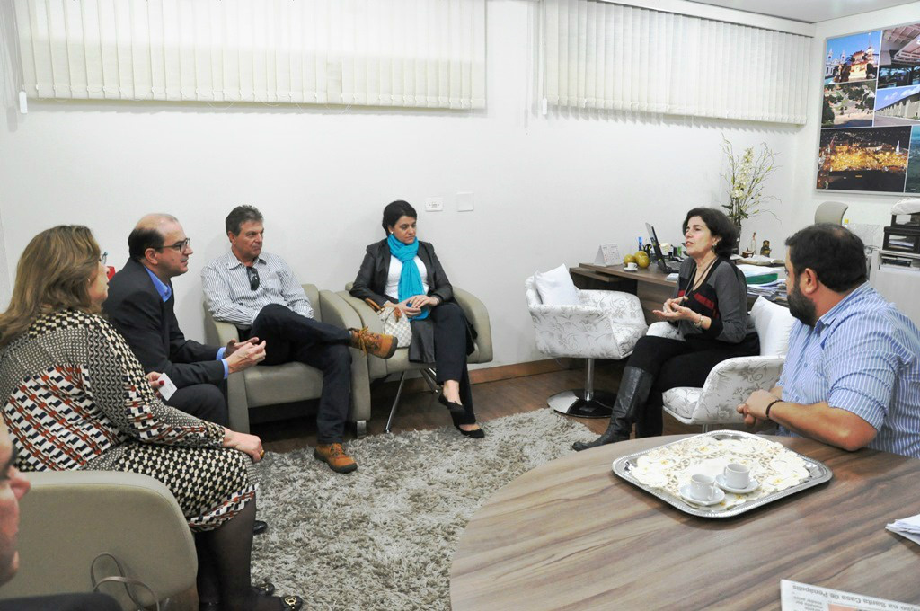 Marcia falou aos visitantes sobre a importância do anúncio da ampliação da fábrica da unidade de Três Lagoas e os benefícios que trarão para Cidade. (Foto: Assessoria)