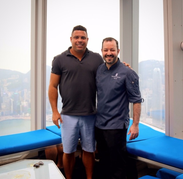 Além da gastronomia, o Ozone Bar é uma referência turística de Hong Kong e por isso recebe visitas de celebridades, como o ex-jogador, Ronaldo Fenômeno sendo recepcionado por Rafael Gil (Foto: Arquivo Pessoal) 