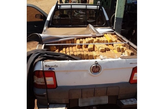 Após tentar fugir a pé, jovem de 18 anos é preso pela PRF com 617 kg de maconha Foto: PRF/Divulgação