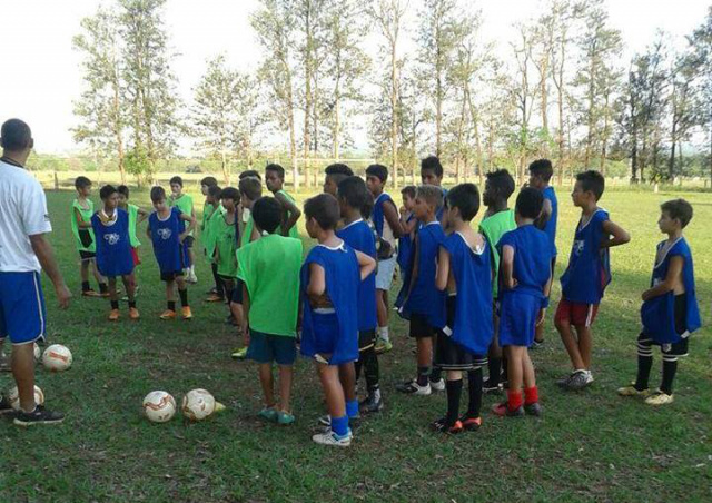 com sede na fazenda São João, ampliou sua base de atuação, estabelecendo parcerias com a escolinha Garotos de Ouro, de Andradina (SP), AG Sports, de Adamantina, e ainda no bairro Novo Oeste (FOTO: Assessoria de Comunicação)