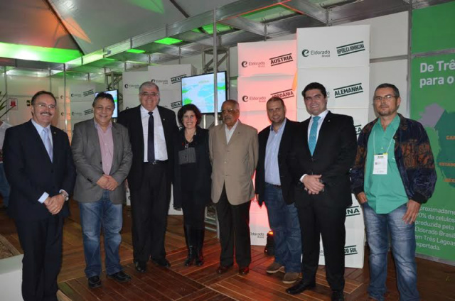 Prefeita e autoridades políticas visitam a Três Lagoas Florestal A prefeita esteve acompanhada por autoridades políticas e empresários (foto: Divulgação)