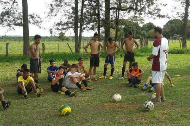 com sede na fazenda São João, ampliou sua base de atuação, estabelecendo parcerias com a escolinha Garotos de Ouro, de Andradina (SP), AG Sports, de Adamantina, e ainda no bairro Novo Oeste (FOTO: Assessoria de Comunicação)