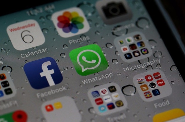 STF autorizou monitoramento do WhatsApp de todos os brasileiros? Não é verdade! Aplicativos do Facebook e WhatsApp no iPhone (Foto: Justin Sullivan/Getty Images/AFP)