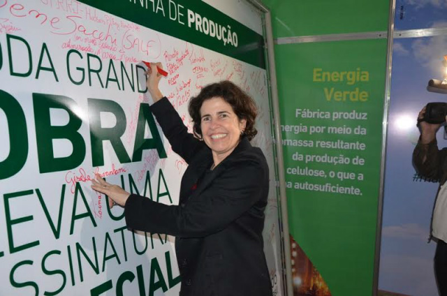 Prefeita e autoridades políticas visitam a Três Lagoas Florestal Márcia Moura destacou a importância da Feira para a região; ainda assinou o stand de assinaturas dos presentes no evento. (Foto: Divulgação)
