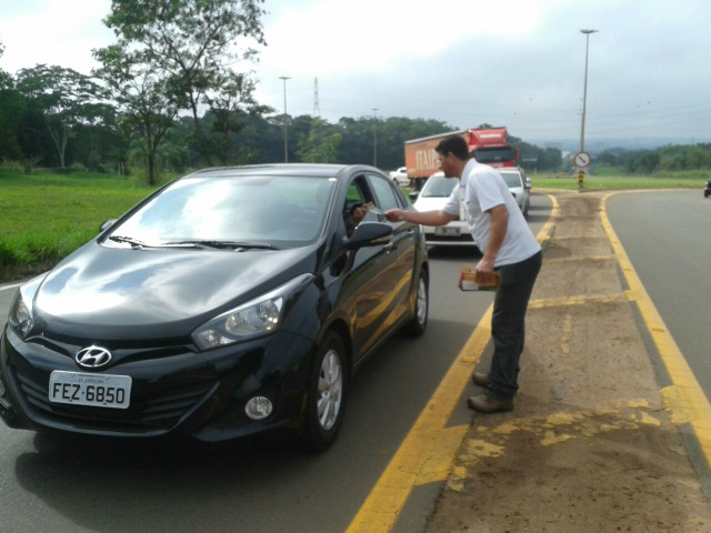 Fibria participa de ação de conscientização contra queimadas Os motoristas são comunicados sobre os riscos de que as queimadas podem causar. (Foto: Assessoria de Imprensa da Fibria)