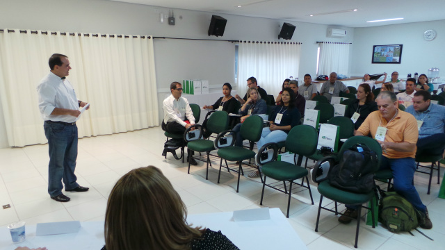 Workshop promovido pela Fibria mostra preocupação da empresa com o meio ambiente e sustentabilidade Durante o evento os palestrantes mostraram através de infográficos como a sustentabilidade faz parte do dia-a-dia da fábrica (Foto: Ricardo Ojeda)