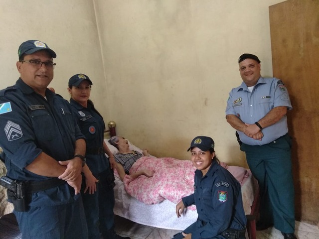 Policiais militares de Três Lagoas visitam senhora doente que é fã da PM Honrados com a visita a Dona Josefa, policiais do 2º BPM foram levar todo o carinho da corporação à mulher que é fã da PM desde criança. Foto: Divulgação