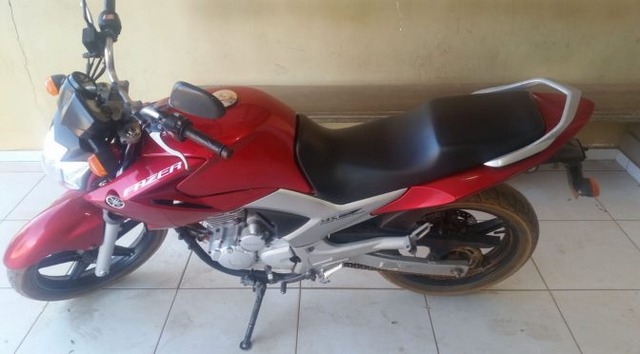 Polícia Militar cumpre mandado de prisão e recupera veículo possivelmente furtado em rondas pelo bairro Jardim das Violetas Foi denunciado que havia uma moto Yamaha de cor vermelha transitando sem a placa de identificação