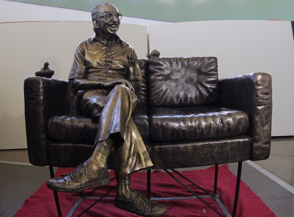 Juiz dá 60 dias para município de Campo Grande instalar estátua do Manuel de Barros Estátua em tamanho real de Manoel de Barros fica pronta e será instalada em Campo Grande (Foto: Chico Ribeiro/Governo de MS)