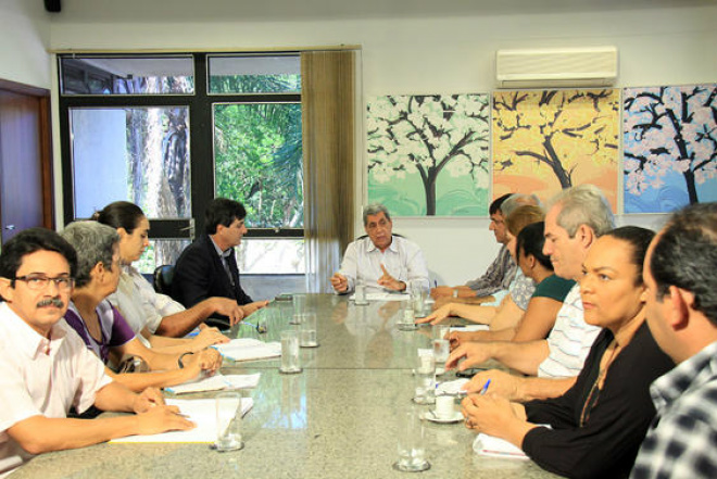 O governador André Puccinelli recebeu nesta segunda-feira (15) o presidente da Federação dos Trabalhadores em Educação de Mato Grosso do Sul (Foto: Edemir Rodrigues)