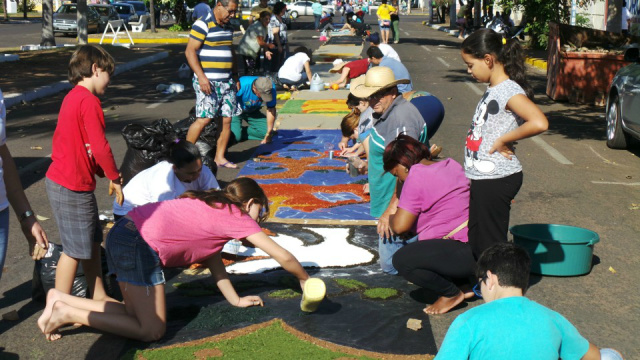 Procissão de Corpus Christi deve atrair mais de 2 mil pessoas Decoração realizada no ano passado, em comemoração a Corpus Christi. (foto: Ricardo Ojeda e Leo Lima)