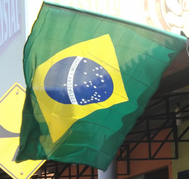 Bandeira do Brasil hasteada em bar da cidade e na foto abaixo decoração na fachada de um escritório de advogacia (Foto: Edivelton Kologi)