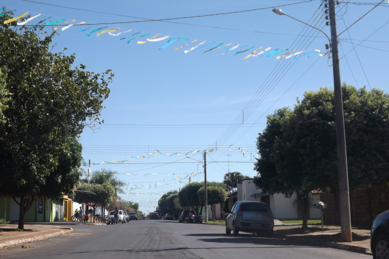 Um morador pintou e decorou a rua com bandeirolas com a ajuda financeira da vizinhança (Foto: Edivelton Kologi)