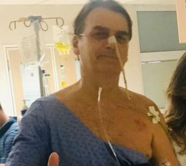 Bolsonaro está com pneumonia, mas permanece na unidade semi-intensiva Bolsonaro permanece internado no Hospital Albert Einstein - Divulgação/Presidência da República