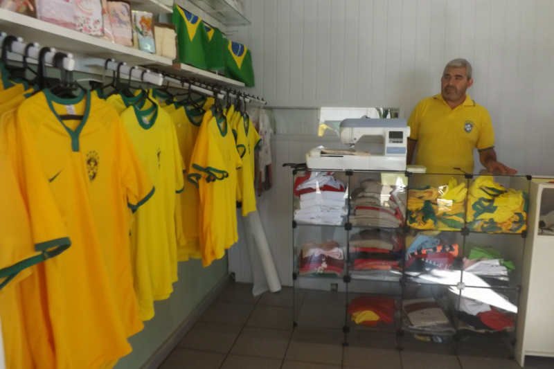 O proprietário Kleber conta que a procura subiu 50% em uma semana, reflexo da animação dos três-lagoenses para o mundial (Foto: Edivelton Kologi)