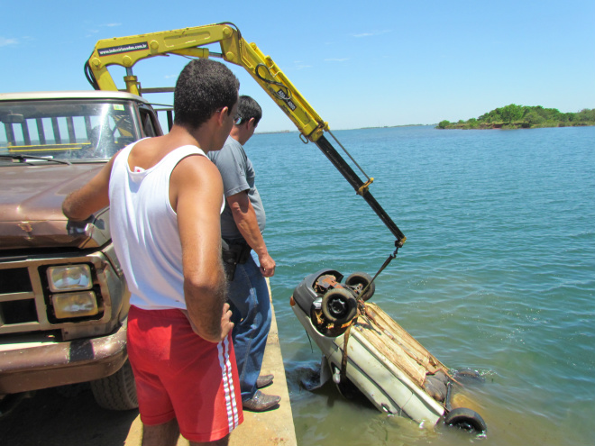Em Três Lagoas Corpo de Bombeiros retira carro submerso no Rio Paraná A retirada do veículo foi delicada, entretanto mais rápida do que esperavam (Foto: Perfil News)
