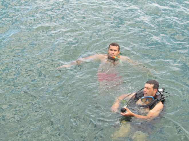 Em Três Lagoas Corpo de Bombeiros retira carro submerso no Rio Paraná O veículo foi retirado de uma profundidade de 7 metros (Foto: Perfil News)