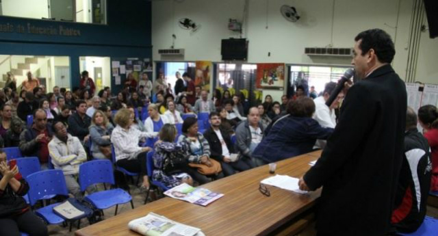 Greve na educação: professores de 45 municípios querem a volta às aulas Participando pelo Sindicato de Campo Grande, o advogado da FETEMS Ronaldo Franco. (foto: Marcos Ermínio/Campo Grande News)