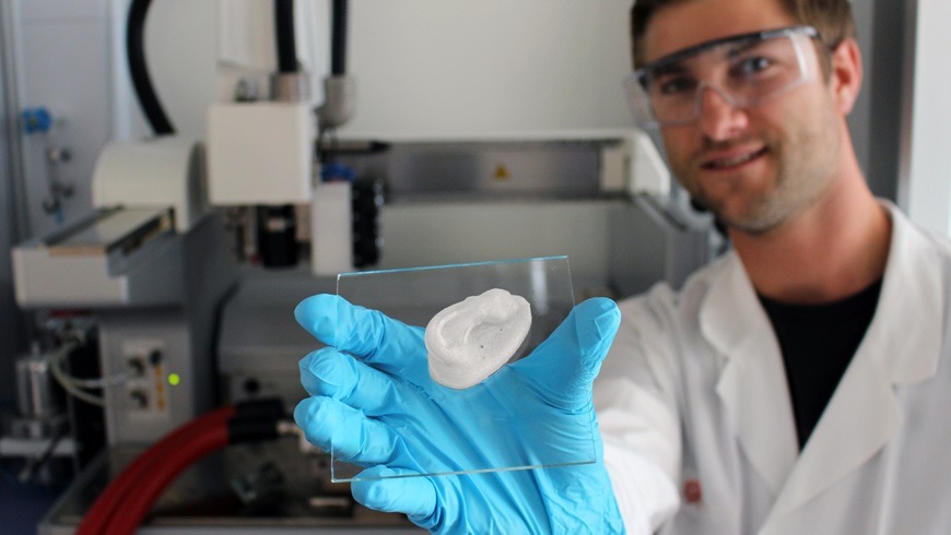 Laboratório suíço imprime em 3D orelha feita de celulose A orelha impressa em 3D: pesquisador do Empa, Michael Hausmann, usa nanocelulose como base para inovação em implantes. (Foto: Site Empa).