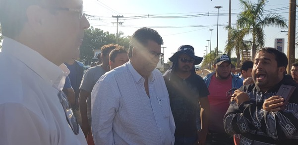 Movimento dos Caminhoneiros se divide em Três Lagoas, mas paralisação continua Caminhoneiros discutem os próximos passos. Foto: Ricardo Ojeda