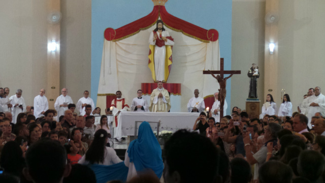 Celebração de Corpus Christi reúne mais de 2 mil fiéis em Três Lagoas Os fiéis se concentraram na Catedral Sagrado Coração de Jesus para a missa que foi presidida pelo Bispo Dom Luiz Knupp (Foto: Ricardo Ojeda)