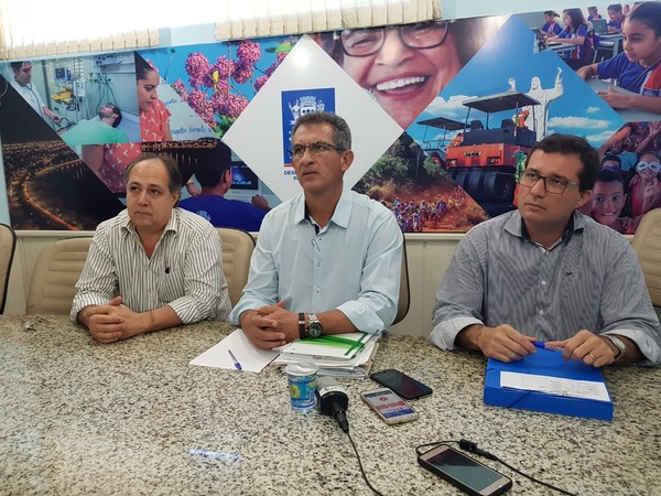 Prefeitura diz que “situação está sob controle”, mas monitora falta de insumos Da esquerda para a direita: Luiz Henrique Gusmão, procurador do município, Gilmar Tabone, secretário de Administração e Cassiano Rojas Maia, secretário de Finanças
