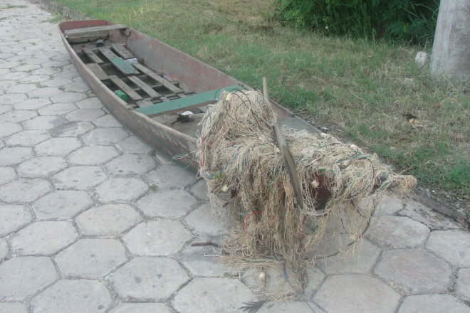 A PMA apreendeu a canoa usada e redes de pesca. Foto: Divulgação/PMA