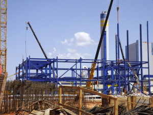 A obra está na transição, saindo da fundação para a verticalização   (Foto: Daniela Silis)