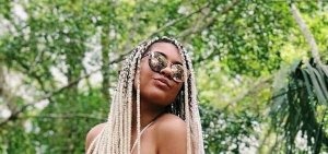 Jovem é rejeitada no sistema de cotas da UFMS e quer acionar a Justiça Nessa imagem, antes de alisar o cabelo, Bellity exibe tranças (Foto: Reprodução)
