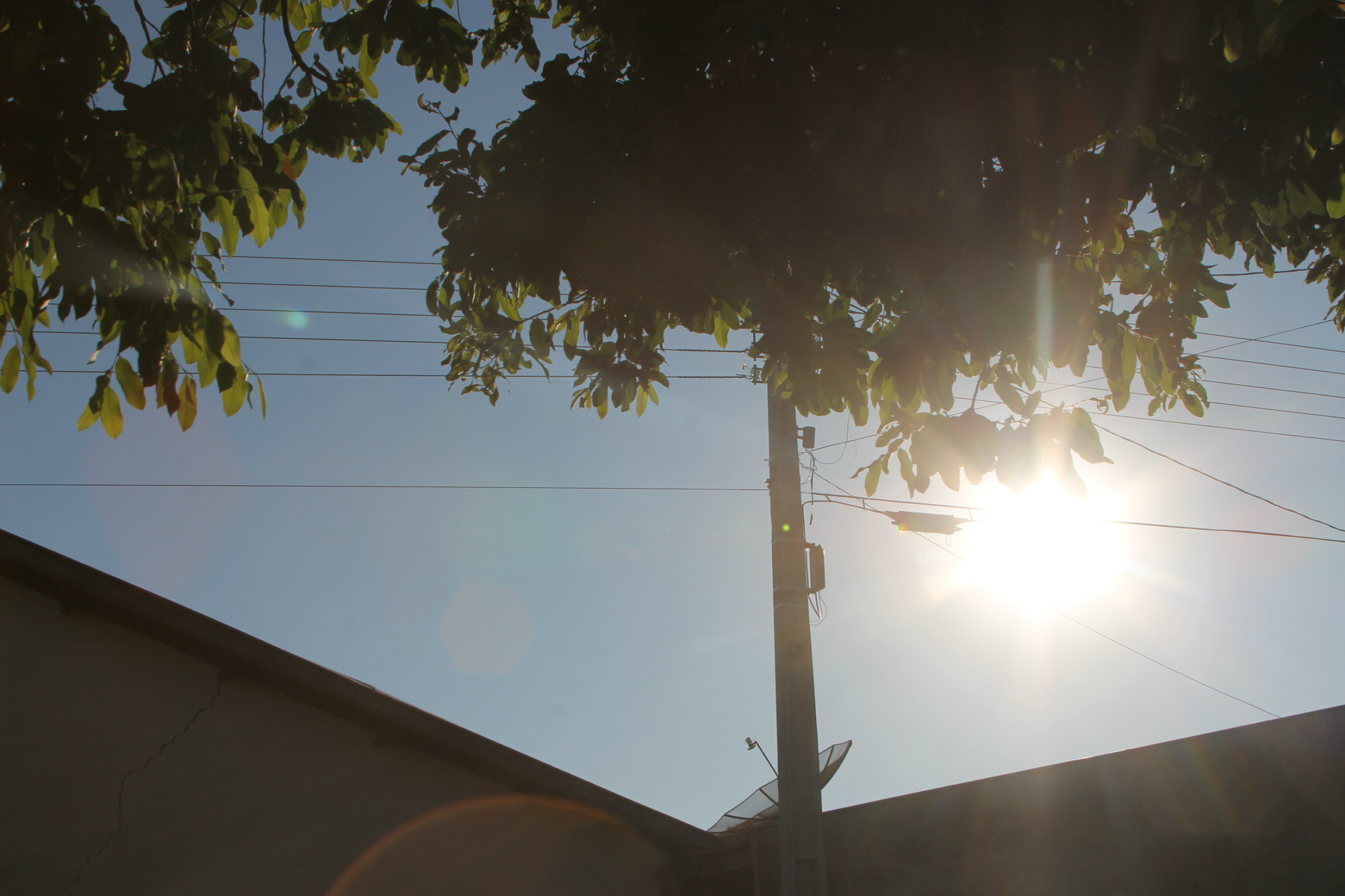 Céu claro e sem nuvens nesta manhã em Três Lagoas. (Foto: Kênia Guimarães)