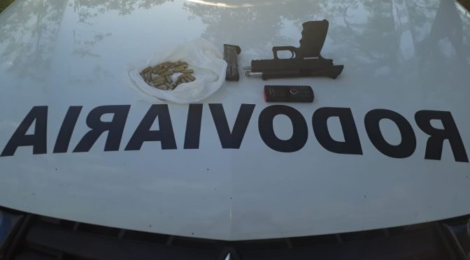Rapaz é preso com pistola 9mm em Brasilândia (Foto: Divulgação/Polícia Militar).