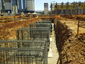 Na contramão da crise, Fibria investe R$ 8,7 bilhões na expansão da fábrica de Três Lagoas Com as barras de ferro utilizadas na construção daria para dar cinco voltas na terra (Foto: Daniela Silis)