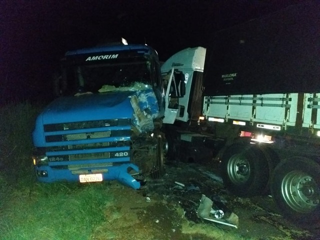 Acidente entre uma carreta e três bitrens na MS-276 deixa uma pessoa ferida em Batayporã Foto cedida pelo Guincho Paião/Nova News