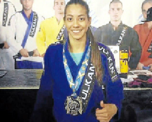 Lutadora comemora primeira medalha como faixa preta (Foto: Arquivo Pessoal)
