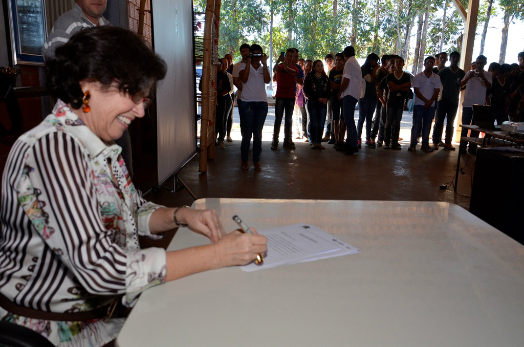 A prefeita Marcia Moura assinou Ordem de Serviço para cobertura da quadra poliesportiva da Escola Municipal de Educação no Campo Antônio Camargo Garcia. (Foto: Assessoria)