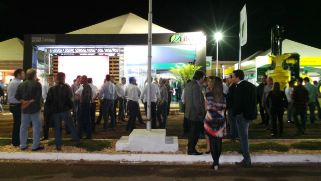 Em estande, Fibria mostra como a celulose está presente no dia a dia Estande da Fibria na 2ª Feira Três Lagoas Florestal. (Foto: Patrícia Miranda)